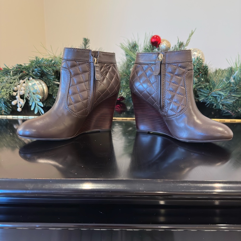 Tory Burch NWOT Authentic RARE Luxury Minimalist Quilted Brown Ankle Boots - Picture 9 of 17